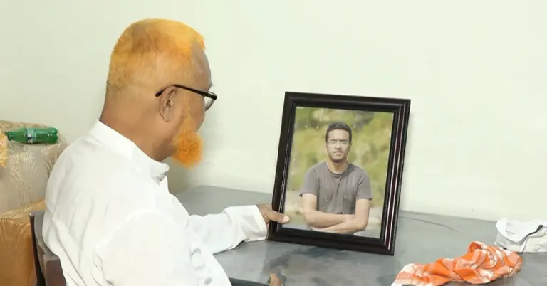 আবরার ফাহাদের বাবা ছেলের ছবি দেখছেন